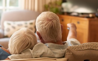 ¿Como puedo escuchar la TV con mis audífonos?