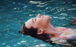 Do you know how to remove water from the ear?