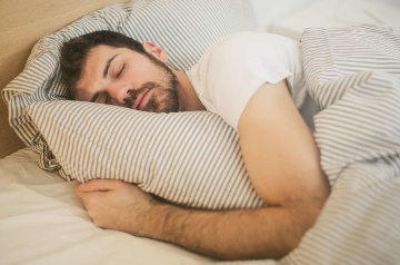 Dormir con tapones en los oídos, ¿qué cuidados hay que tener